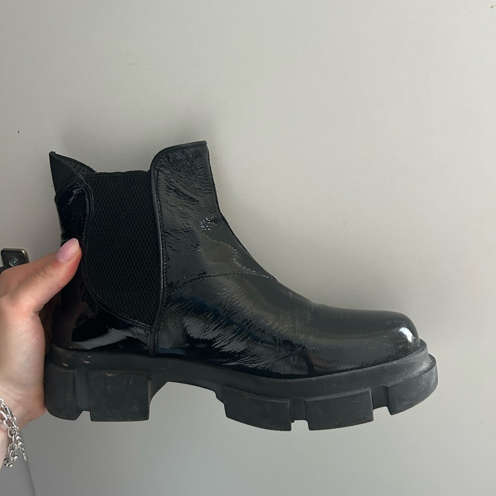 L'INTERVALLE Glossy Black Ankle Boots